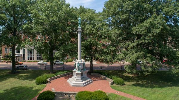 俄亥俄州雅典大学绿地上的士兵和水手纪念碑.